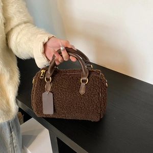 Braune Boston-Handtasche aus Lammwollvlies mit weicher Textur und Kunstledergriffen
