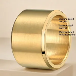 Bague large en acier inoxydable doré brossé avec finition mate et placage imperméable
