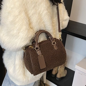 Dunkelbraune Boston-Tasche aus Lammfell-Imitat mit Ledergriffen und Schultergurt