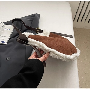 Détail du sac bandoulière en patchwork de peluche avec sangle réglable en cuir