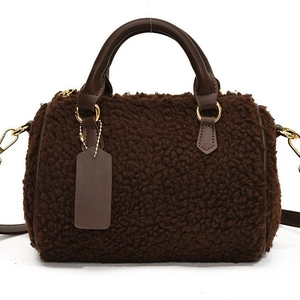 Dunkelbraune Boston-Tasche aus Lammwolle mit Ledergriffen und goldener Hardware