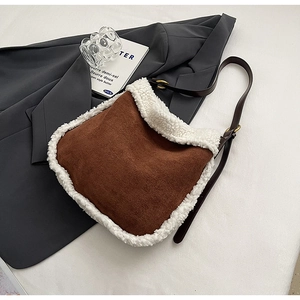 Détail du sac à bandoulière en suédine marron avec bordure en peau de mouton blanche