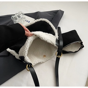 Détail du sac en daim noir avec bordure en peau de mouton blanche et fermoir aimanté