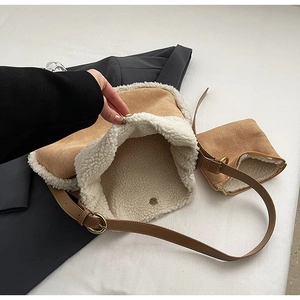 Détail du sac en daim kaki avec doublure en peau de mouton et mini pochette assortie