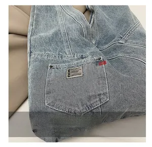 Détail du sac cabas en jean délavé avec étiquette BDG et surpiqûres rouges
