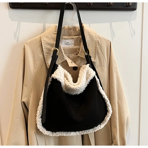 Détails de la bandoulière en tissu noir avec bordure en peluche et anneaux dorés élégants