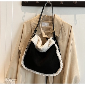 Détail du sac seau hobo avec tissu noir et bordure en peau de mouton synthétique