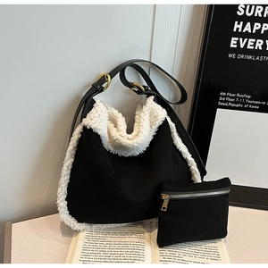Détail du sac à bandoulière noir avec bordure en peluche blanche et boucle dorée