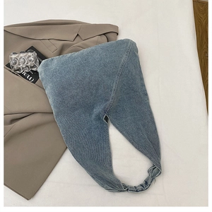 Gros plan détaillé du sac cabas en denim délavé bleu clair montrant les coutures