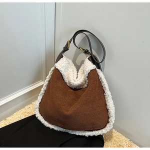 Détail du sac à bandoulière en daim marron avec bordure en fourrure blanche et boucle dorée