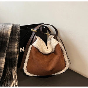 Détail du sac en faux daim caramel avec bordure en fausse fourrure crème et bandoulière