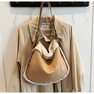 Gros plan sur sac en daim marron avec bordure en polaire sur un trench-coat beige