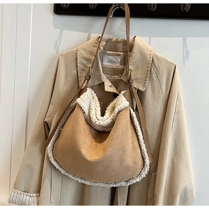 Détail du sac à bandoulière en peluche beige avec bordure en fourrure et lanière en cuir