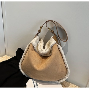 Détail du sac bandoulière en daim marron avec bordure en fausse fourrure blanche et cuir