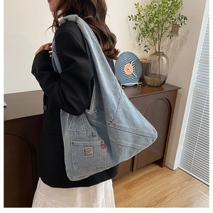 Vue détaillée du sac en jean avec poches latérales et étiquette BDG sur tissu délavé