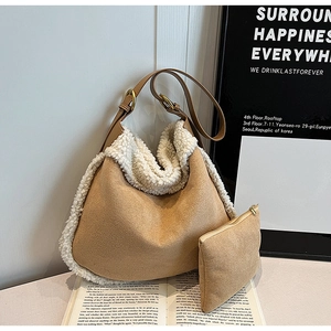 Détail du sac à bandoulière kaki en peluche avec bordure en laine et petite pochette