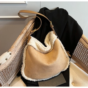 Détail du sac bandoulière en daim marron avec bordure en fausse fourrure blanche et cuir