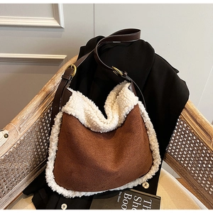 Détail du sac hobo en faux daim marron avec garniture en polaire blanche texturée