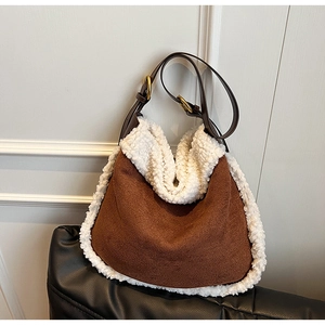 Détail du sac hobo en similicuir marron avec bordure en fourrure blanche et sangle en cuir