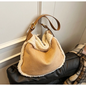 Détail du sac hobo en daim marron avec bordure en fausse fourrure et bandoulière
