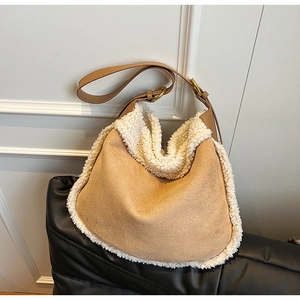 Détail du sac hobo avec texture en daim marron et bordure en peau de mouton synthétique