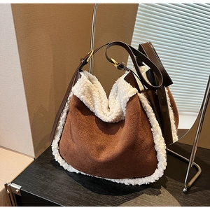 Détail du sac hobo en suédine marron avec fourrure blanche et anneaux dorés chics