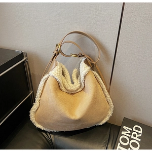 Détail du sac hobo en daim kaki avec bordure en fausse fourrure blanche et lanière