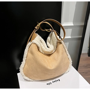 Détail du sac cabas en suédine avec bordure en peau de mouton et bandoulière réglable