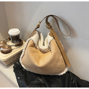 Détail d'un sac en daim kaki avec bordure en peau de mouton blanche et bandoulière en cuir