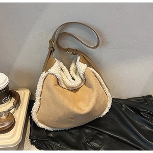 Détails du sac en daim avec bordure en peau de mouton blanche et sangle réglable