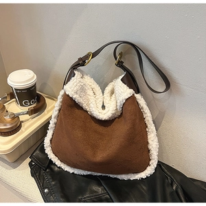 Détail du grand sac cabas marron en peluche avec bordure en laine mouton et boucle en métal