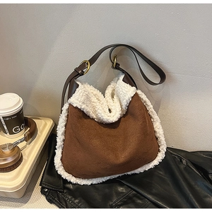 Sac bandoulière givré marron avec bordure en peluche blanche dans un décor lifestyle