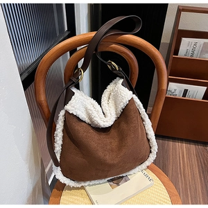 Détail du sac à bandoulière en suédine marron foncé avec bordure en polaire blanche