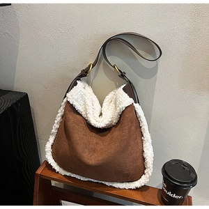 Détail du sac cabas en daim avec bordure en fausse fourrure blanche et anses en cuir