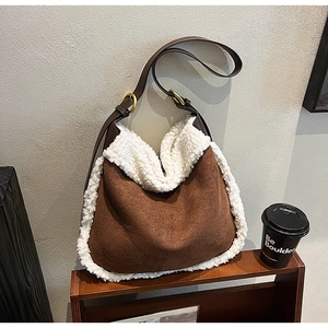 Détail du sac à bandoulière en suède avec bordure en peluche et bandoulière en cuir marron