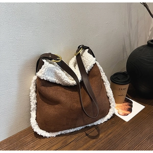 Détail du sac cabas en daim marron avec bordure en similicuir blanc et bandoulière réglable
