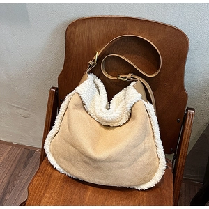 Détail du sac hobo en peluche avec bordure en polaire crème et fini en daim marron