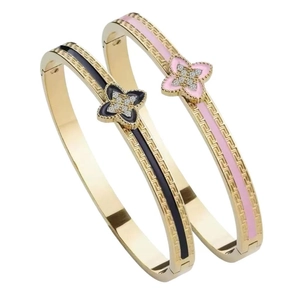 Gold-plated clover clover bangle with Greek key pattern and sparkling zircon stones