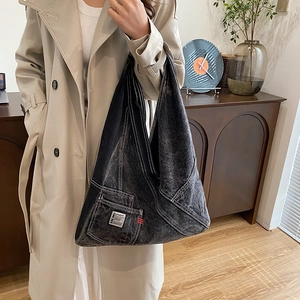 Sac hobo en denim délavé rétro avec étiquette BDG et surpiqûres blanches contrastées