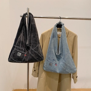 Grand sac hobo en jean délavé avec surpiqûres contrastées en gris et bleu clair
