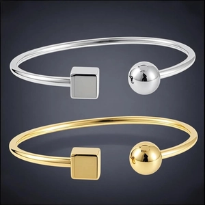 Bracelet jonc ouvert minimaliste en acier inoxydable avec cube et sphère en finitions or et argent