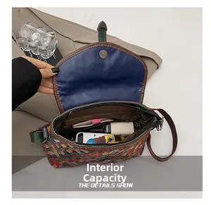 Détail de l'intérieur spacieux et de la texture tissée bohème du sac à bandoulière coloré