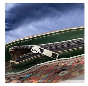 Détail du sac en cuir tressé multicolore avec fermeture éclair en métal et doublure intérieure