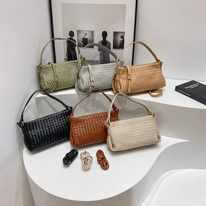 Série de sacs à main tissés en six couleurs avec bandoulières réglables et design chic