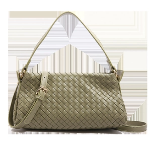 Sac à bandoulière en cuir tressé vert avec sangle réglable et boucle en métal doré