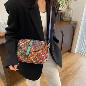 Sac bandoulière tissé main multicolore avec motifs géométriques et lanière en cuir