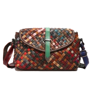 Sac à bandoulière tissé à la main aux rayures colorées et sangle ajustable