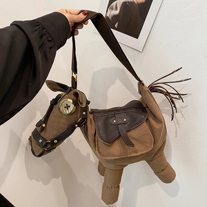 Einzigartige pferdeförmige Umhängetasche aus braunem Canvas mit Lederdetails und Fransen