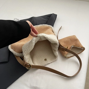 Grand sac hobo rétro en suédine avec bordure en polaire et petite pochette zippée