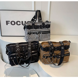 Détails de sacs cabas en toile industrielle noir et marron avec rivets métalliques